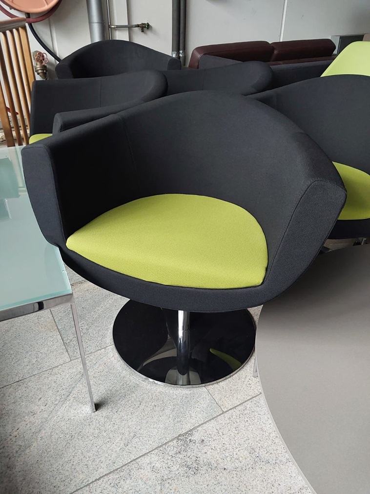 Sorriso Lounge Sessel von Profim mit Chrom Tellerfuss. 4x verfügbar ab Austellung Reckershausen.
