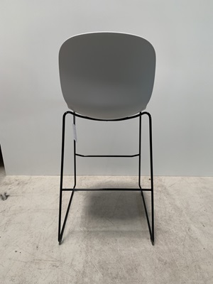 67 Noor Sted base Barhocker, Sitz Kunststoff grau, Armlehnen: ohne, Gestellfarbe: schwarz, Spuren: neuwertig