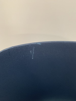 79_HAG Tion 2100, Rücken und Sitz Kunststoff blau gestell weiß, Kratzer im Kunststoff