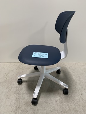 79_HAG Tion 2100, Rücken und Sitz Kunststoff blau gestell weiß, Kratzer im Kunststoff