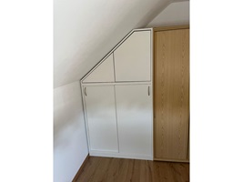 Schank in der Dachschräge