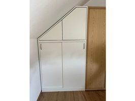 Schank in der Dachschräge