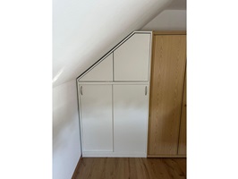 Schank in der Dachschräge